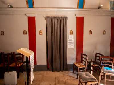 Una tenda copre poi l�ingresso di un piccolo ripostiglio, che un tempo fungeva da passaggio interno al palazzo, oggi murato (foto di Antonio Caradonna)